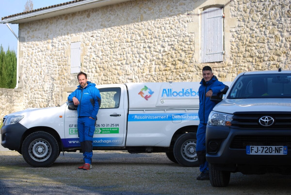 Romain et Florian, techniciens Allo Débouchage - Camion débouchage de canalisation en Charente