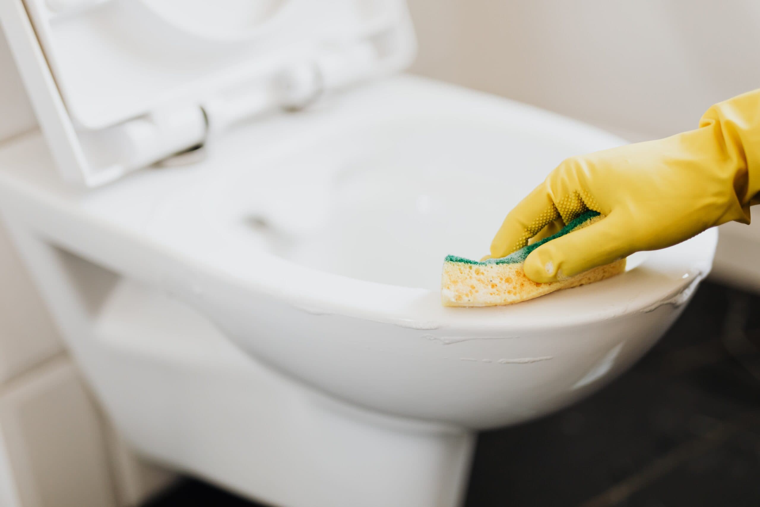 Entretenir ses WC est très important afin d'éviter les possibles bouchons. En effet, si la cuvette de vos toilettes n'est pas régulièrement nettoyer et récurée, ils se peut que cela engendre à la longue des toilettes bouchées.