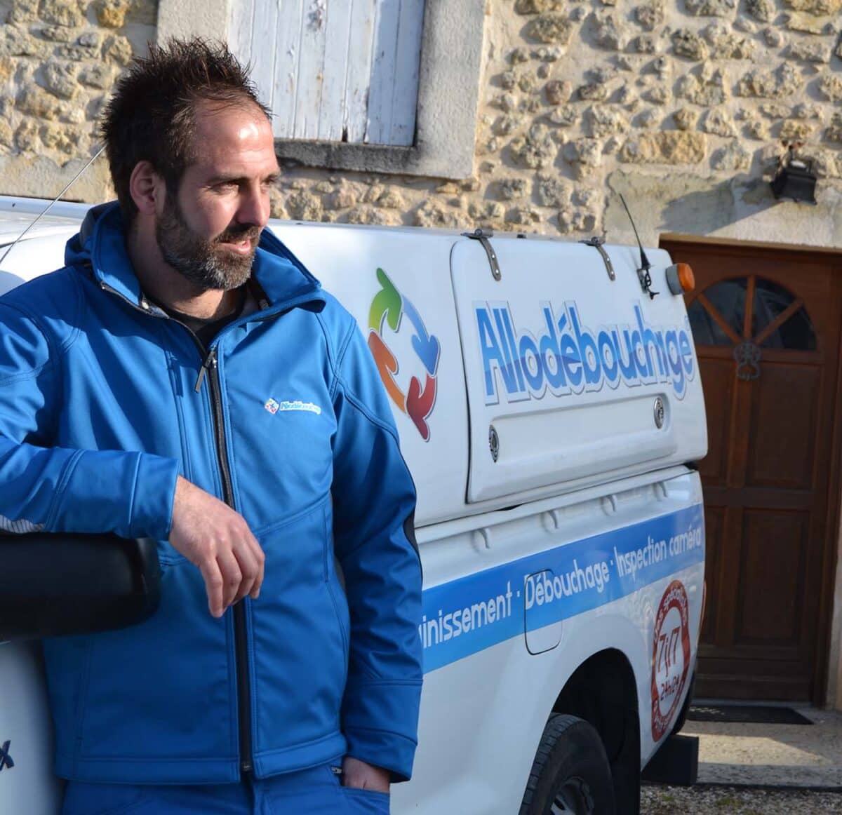 Romain est le professionnel qui intervient pour le débouchage, le curage et l'inspection caméra de canalisations à Bordeaux et en région Nouvelle-Aquitaine