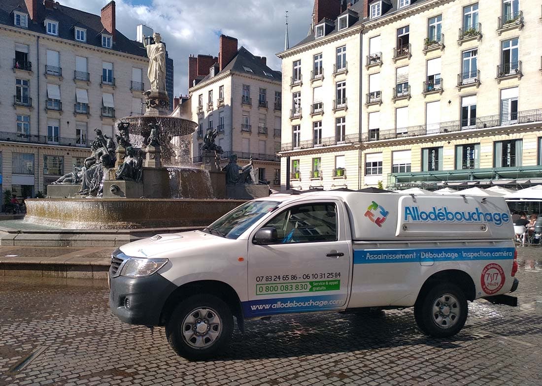 Notre technicien intervient pour le curage de canalisation à Nantes