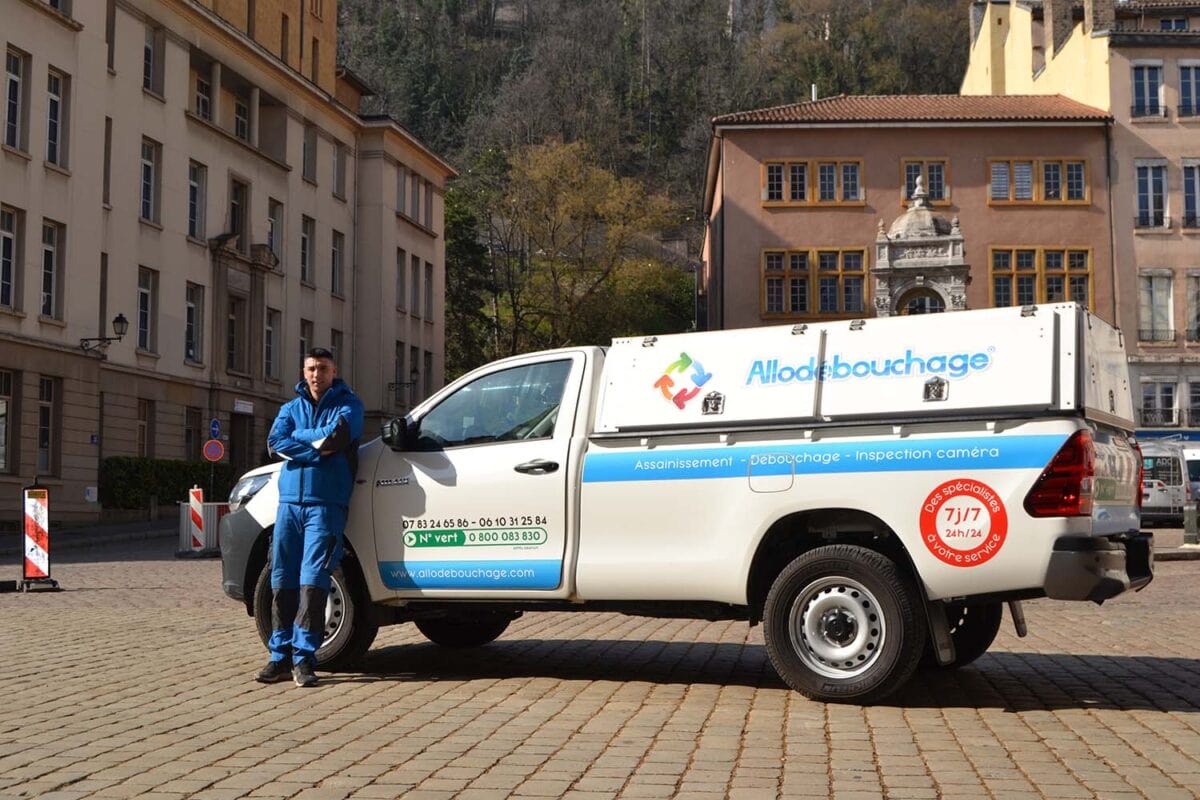 Mathieu, technicien chez Allo débouchage, intervient pour déboucher vos WC à Lyon et dans tous le département du Rhône