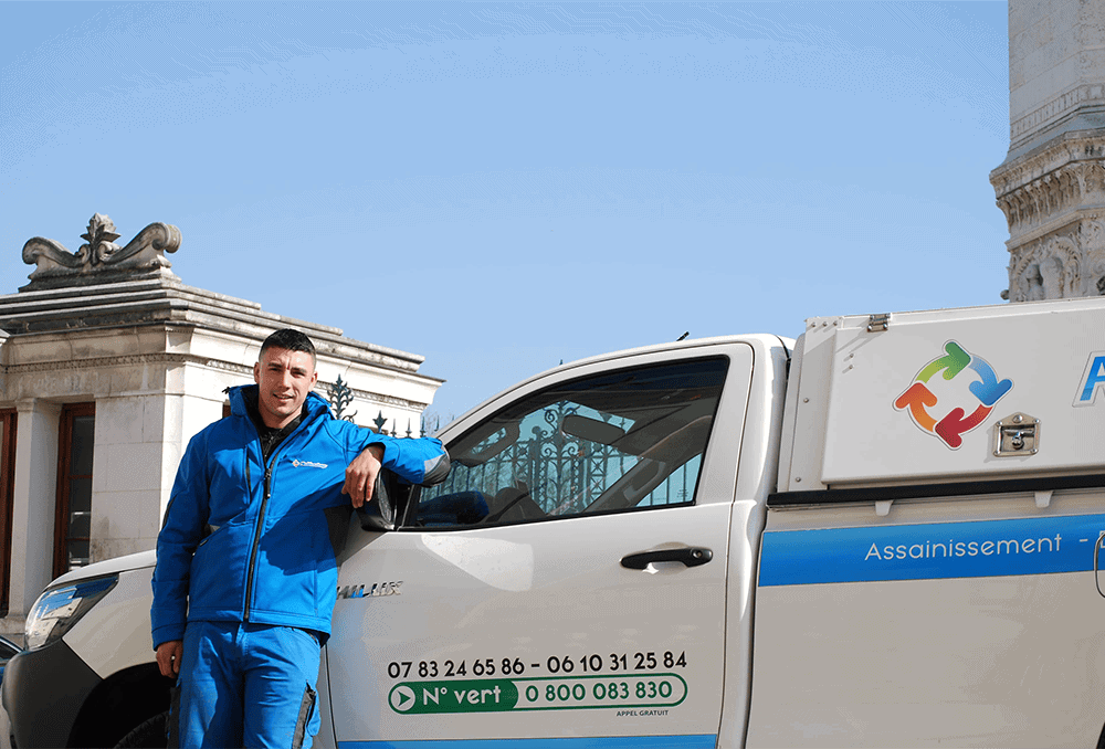 Mathieu, expert en débouchage de canalisation à Bourg lès Valence, intervient à l'aide de son camion hydrocureur