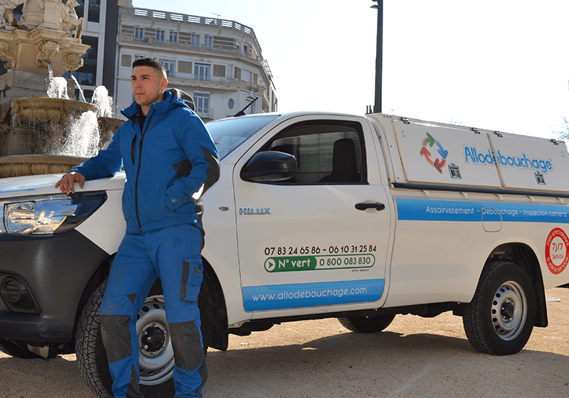 Mathieu, technicien en Ardèche, intervient à bord de son camion pour le débouchage de canalisation à Bourg Saint Andéol